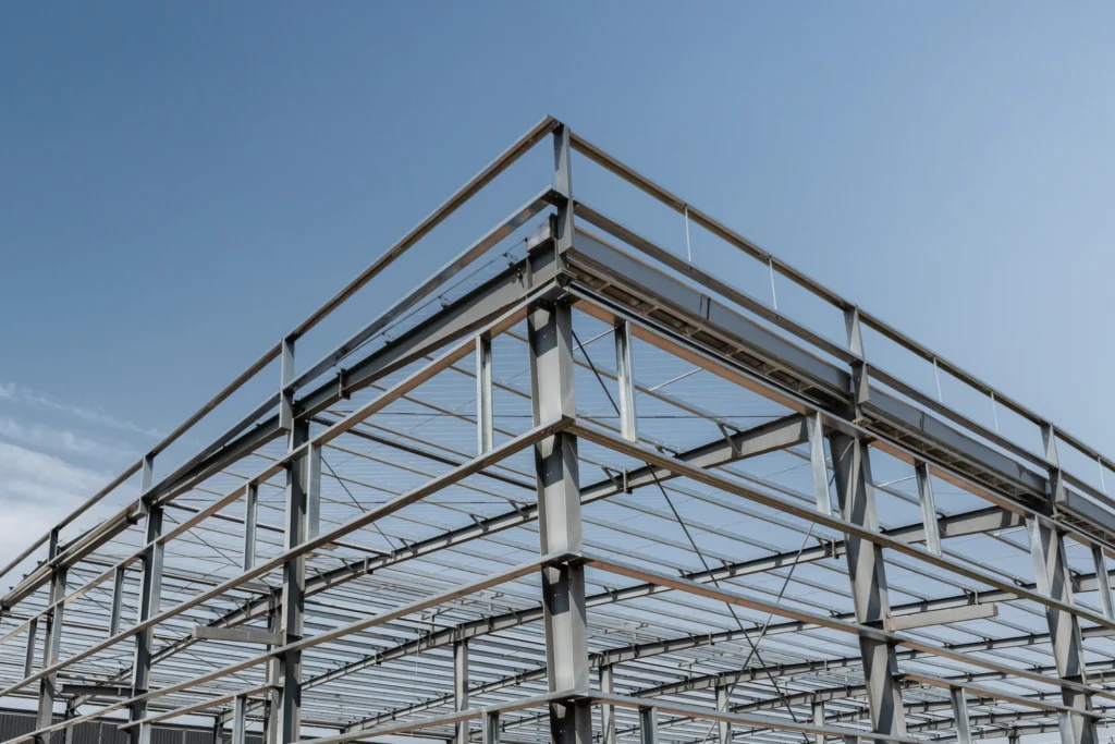Estructura metálica de nave industrial montada con pilares HEB y vigas IPE de acero S275