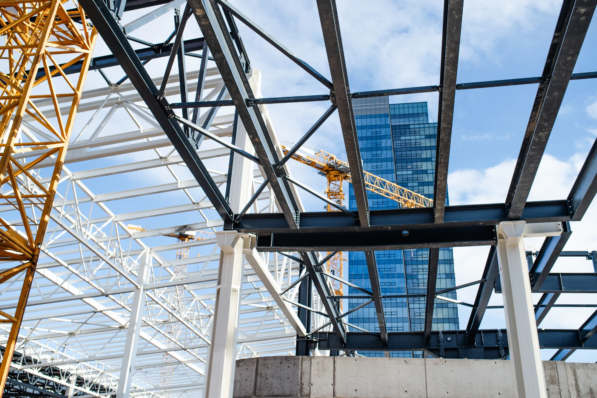 Estructura metálica urbana en construcción con grúa torre en zona industrial de Cataluña