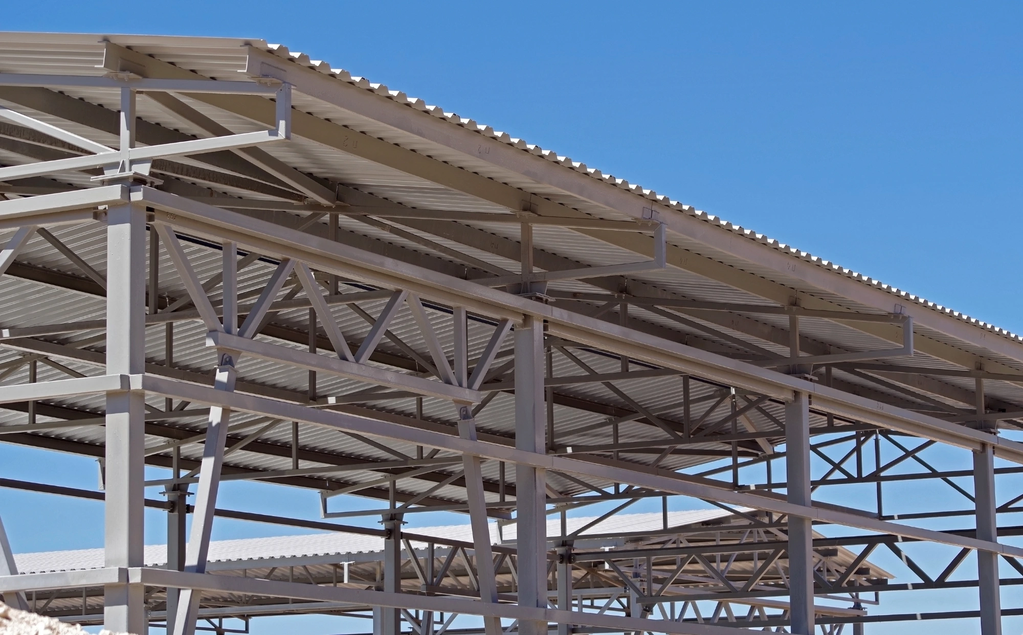 Estructura metálica de nave industrial con cubierta de chapa galvanizada y correas de acero
